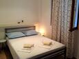 Spavaća soba 2 Drašnice, Spavaća soba 2 u smještaju tipa apartment, dostupna klima i WiFi.
