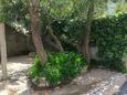 Drašnice, Makarska, Courtyard 22573 - Apartments and Rooms near sea with pebble beach.