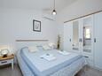 Martinšćica, Bedroom in the studio-apartment, air condition available and WiFi.