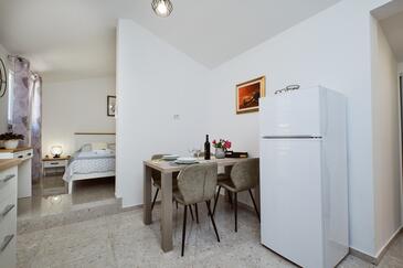 Martinšćica, Dining room in the studio-apartment, WiFi.