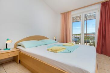 Apartmanok parkolóhellyel Pirovac, Sibenik - 22646