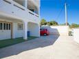 Pozorac, Trogir, Parkoviště 22648 - Ubytování s oblázkovou pláží.
