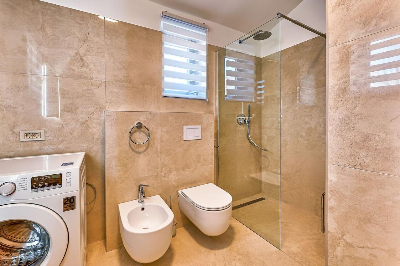 K-22689 - Privatunterkunft - Luxusvilla mit Pool Brgod, Rasa