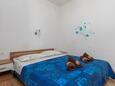 Igrane, Bedroom in the apartment, air condition available, (pet friendly) and WiFi.