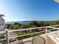 Igrane, Balcony in the studio-apartment, with a sea view, (pet friendly) and WiFi.