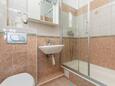 Igrane, Bathroom in the studio-apartment, (pet friendly) and WiFi.