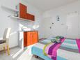 Igrane, Bedroom in the studio-apartment, air condition available, (pet friendly) and WiFi.