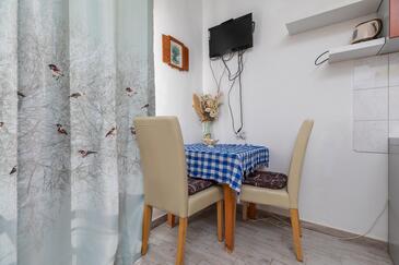 Igrane, Dining room in the studio-apartment, (pet friendly) and WiFi.