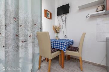 Igrane, Dining room in the studio-apartment, (pet friendly) and WiFi.