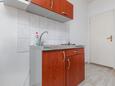 Igrane, Kitchen in the studio-apartment, (pet friendly) and WiFi.