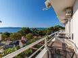 Igrane, Balcony in the studio-apartment, with a sea view, (pet friendly) and WiFi.