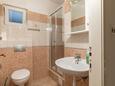 Igrane, Bathroom in the studio-apartment, (pet friendly) and WiFi.