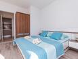 Igrane, Bedroom in the studio-apartment, air condition available, (pet friendly) and WiFi.