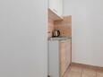 Igrane, Kitchen in the studio-apartment, (pet friendly) and WiFi.