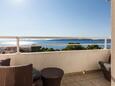 Igrane, Balcony in the studio-apartment, with a sea view, (pet friendly) and WiFi.