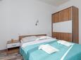 Igrane, Bedroom in the studio-apartment, air condition available, (pet friendly) and WiFi.