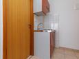 Igrane, Kitchen in the studio-apartment, (pet friendly) and WiFi.