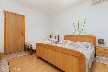 Apartments by the sea Igrane, Makarska - 22690