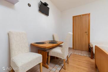 Igrane, Jedáleň v ubytovacej jednotke studio-apartment, domáci miláčikovia povolení a WiFi.