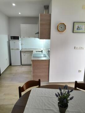 Apartment with terrace Njivice, Kvarner
