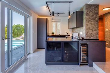 Apartmanok családok részére medencével Njivice, Krk - 22805