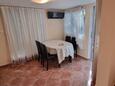 Novalja, Sufragerie în unitate de cazare tip studio-apartment, aer condiționat disponibil, animale de companie sunt acceptate şi WiFi.