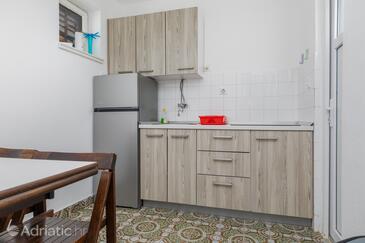 Family-friendly apartments with swimming pool Brela, Makarska - 22910