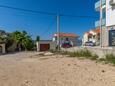 Pisak, Omiš, Parkolóhely 22946 - Apartmanok a tenger közelében kavicsos stranddal.