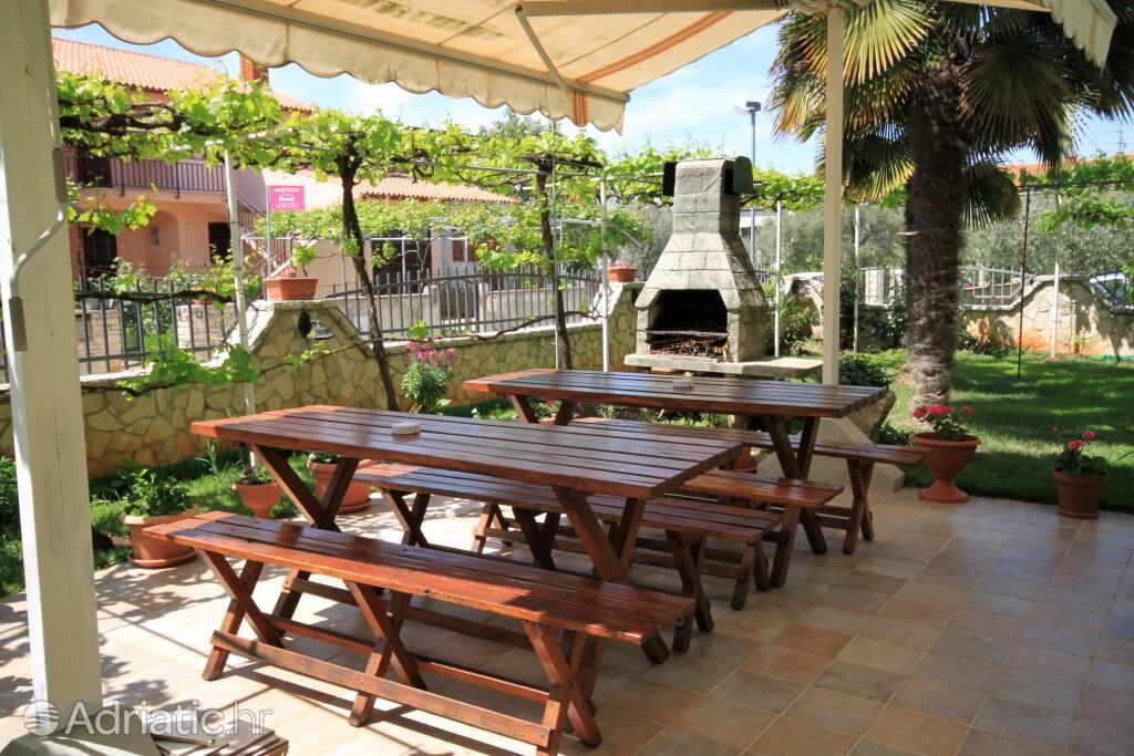 Apartmaji in sobe s parkingom Fažana - 2296