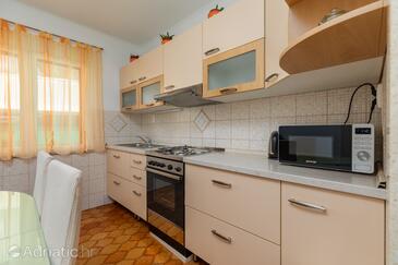 Ferienwohnungen mit Parkplatz Omis - 22973