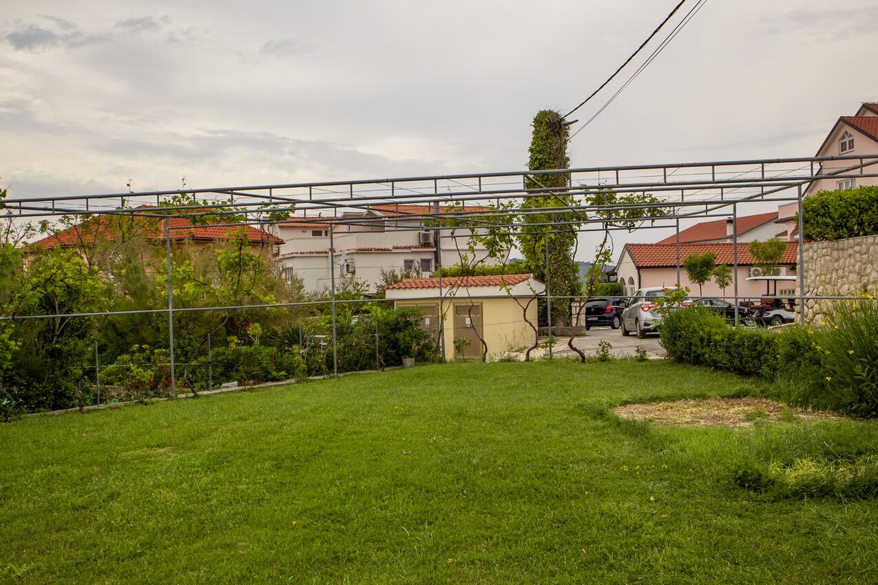 Courtyard - Apartments with a swimming pool Lopar, Rab