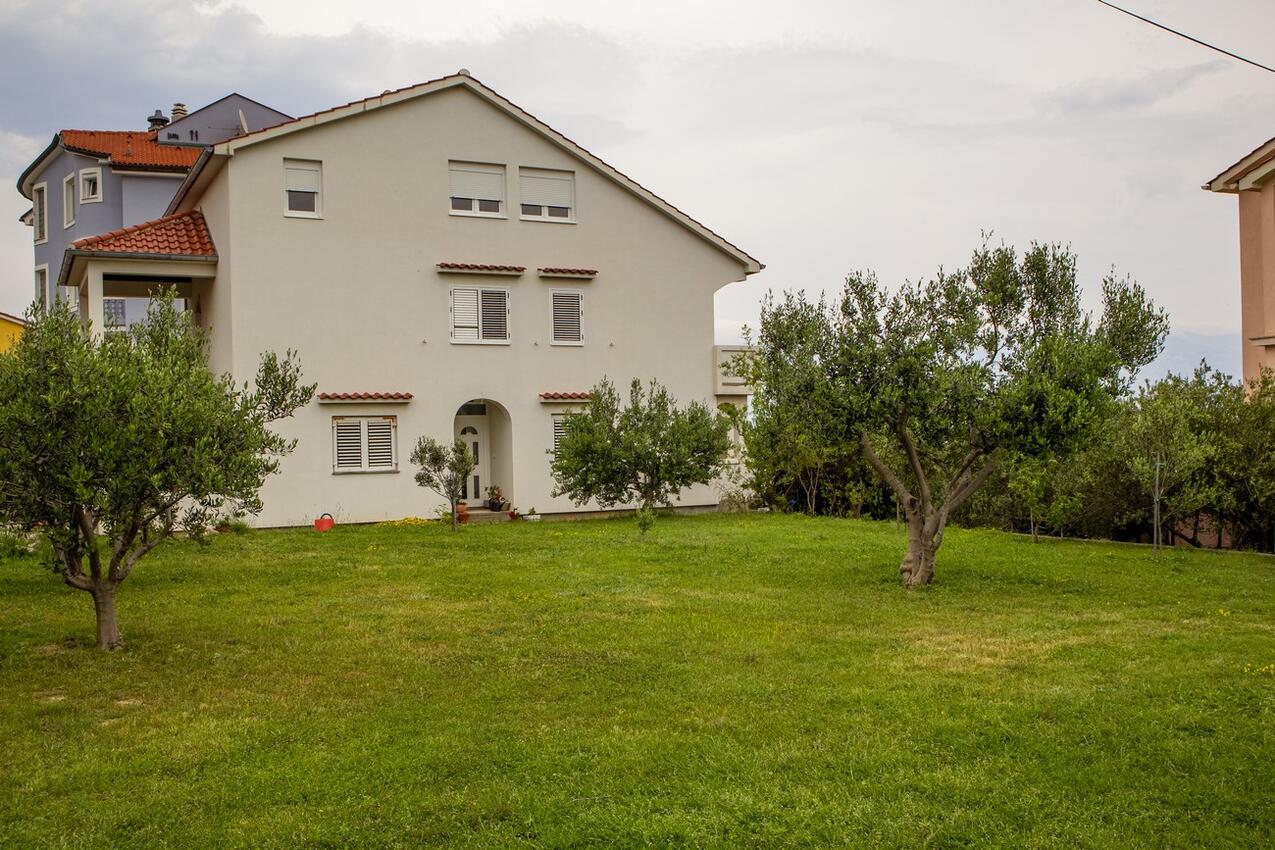 Courtyard - Apartments with a swimming pool Lopar, Rab