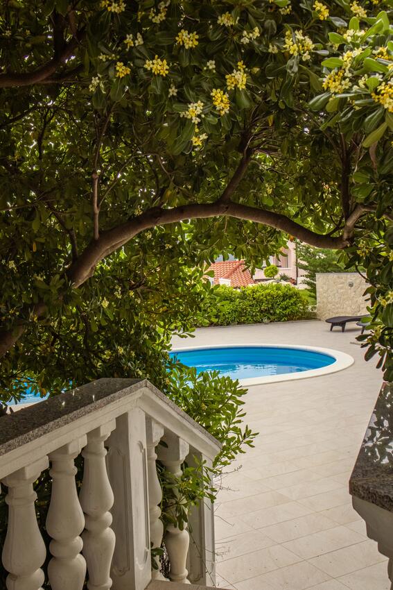 Courtyard - Apartments with a swimming pool Lopar, Rab