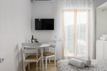 Drenje, Dining room in the studio-apartment, (pet friendly) and WiFi.