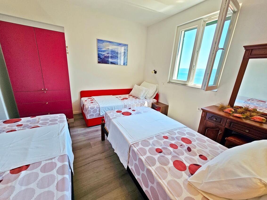 A-23043-a - Alloggi privati - Appartamenti accanto al mare Crilo Gessenizze - Krilo Jesenice, Almissa - Omiš