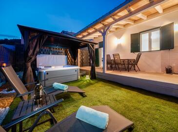 Объект Dugi Rat, Omiš, Объект 23046 - Дом для отдыха с галечным пляжем.