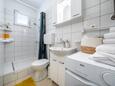 Ванная комната Dugi Rat, Ванная комната в размещении типа house, WiFi.