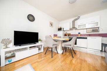 Feriehus med boblebad Dugi Rat, Omis - 23046