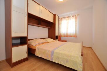 Familienferienwohnungen am Meer Slatine, Ciovo - 23108