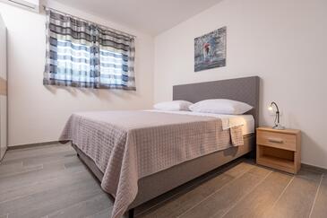 Ház családok részére medencével a tenger mellett Privlaka, Zadar - 23159