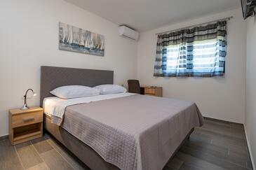 Ház családok részére medencével a tenger mellett Privlaka, Zadar - 23159