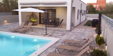 Ház családok részére medencével a tenger mellett Privlaka, Zadar - 23159