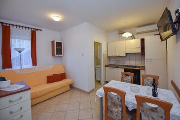 Mandre, Living room in the apartment, (pet friendly) and WiFi.