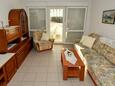 Mandre, Living room in the apartment, air condition available, (pet friendly) and WiFi.