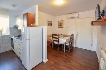 Mandre, Dining room in the apartment, air condition available, (pet friendly) and WiFi.