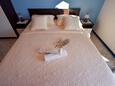 Mandre, Bedroom in the studio-apartment, air condition available, (pet friendly) and WiFi.