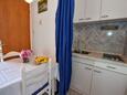 Mandre, Kitchen in the studio-apartment, (pet friendly) and WiFi.