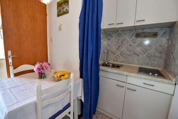 Mandre, Kitchen in the studio-apartment, (pet friendly) and WiFi.