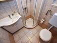 Mandre, Bathroom in the studio-apartment, (pet friendly) and WiFi.