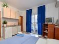 Mandre, Bedroom in the studio-apartment, air condition available, (pet friendly) and WiFi.